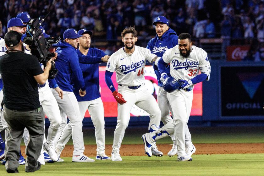 Freddie Freeman, Teoscar Hernández key thrilling walk-off win for Dodgers