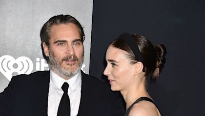 Joaquin Phoenix desata rumores de que se casó en secreto con Rooney Mara