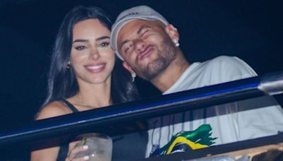 Assumidos! Neymar Jr e Bruna Biancardi trocam beijos durante show em SP