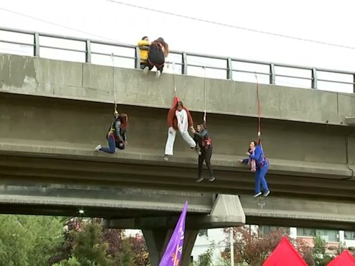 Mujer se desmaya tras colgarse de paso sobre nivel en medio de manifestación en Peñalolén