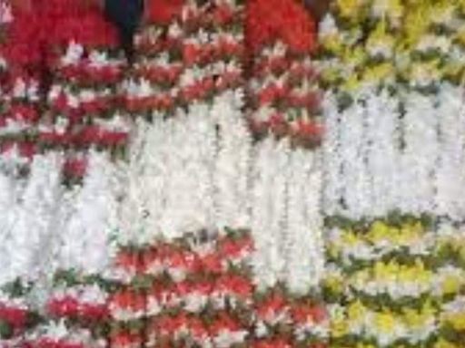 Karnataka Homemaker Turns Hobby Into Successful Flower Garland Business - News18