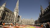 Una efímera alfombra de miles de flores inunda de color la Grand Place belga