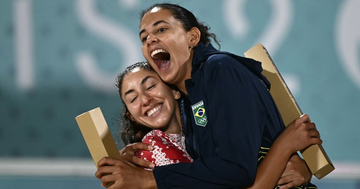 DJ diffuses tense moment at women's beach volleyball match by playing this 'iconic' song