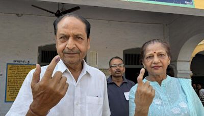 印度選民秀出塗有墨汁的指甲 (圖)