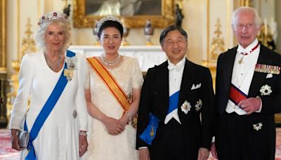 Así es la insignia de Carlos III que la reina Camila ha estrenado durante la cena de gala con los emperadores de Japón