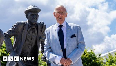 London dockworker, 89, cast in bronze revisits statue