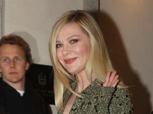 El semirrecogido ‘primera comunión’ de Kirsten Dunst es todo lo que necesitan las melenas por los hombros