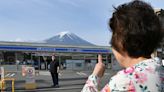 Unbekannte bohren Löcher in Sichtsperre am Berg Fuji