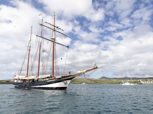 El barco que recrea la vuelta al mundo de Darwin llega a las Galápagos con su tataranieta