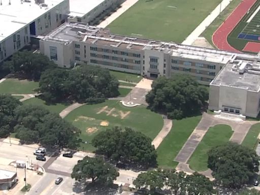 Lamar High School evacuates students, staff due to 'strong smell of gas'