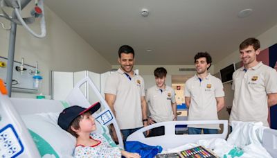 La plantilla del Barça visita a los niños enfermos del Hospital Parc Taulí de Sabadell