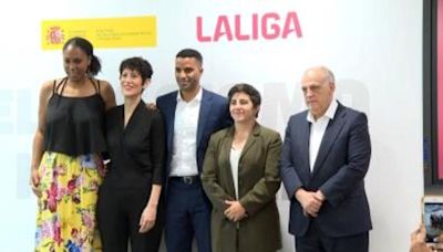 La ministra de inclusión Elma Saiz y el presidente de la Liga, Javier Tebas, presentan la campaña contra el racismo en el deporte - MarcaTV