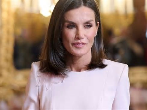 Letizia von Spanien bezaubert in rosa, doch Fans bemerken ein anderes Detail