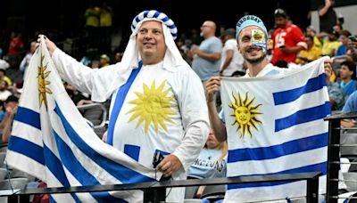 Hinchas uruguayos armaron fiesta antes del partido ante Colombia en hotel de concentración