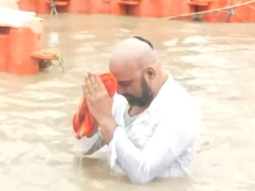 Bihar Deputy CM Samrat Choudhary removes his turban, devotes it to Lord Ram in Ayodhya | WATCH