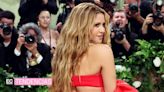 Shakira fue una rosa roja en el Jardín del tiempo de la Gala Met 2024