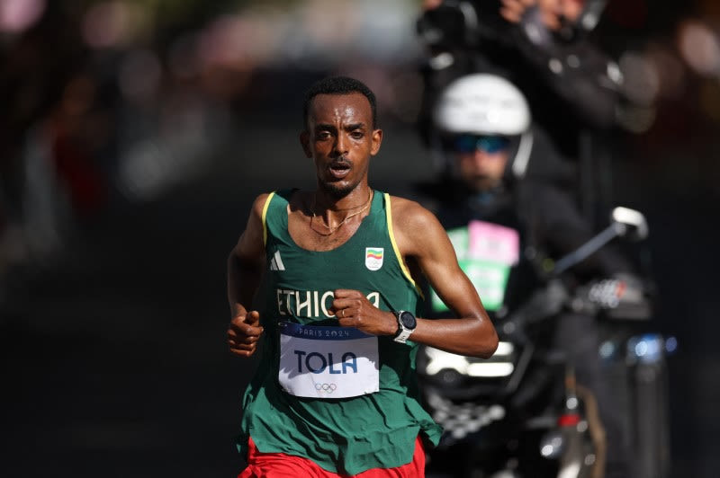 Olympics-Athletics-Ethiopia's Tola storms to men's marathon gold as Kipchoge drops out