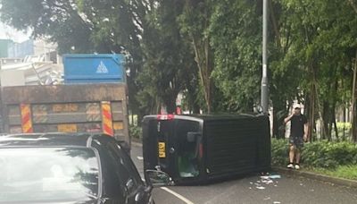 東廊客貨車失控自炒 路中翻側司機幸無恙