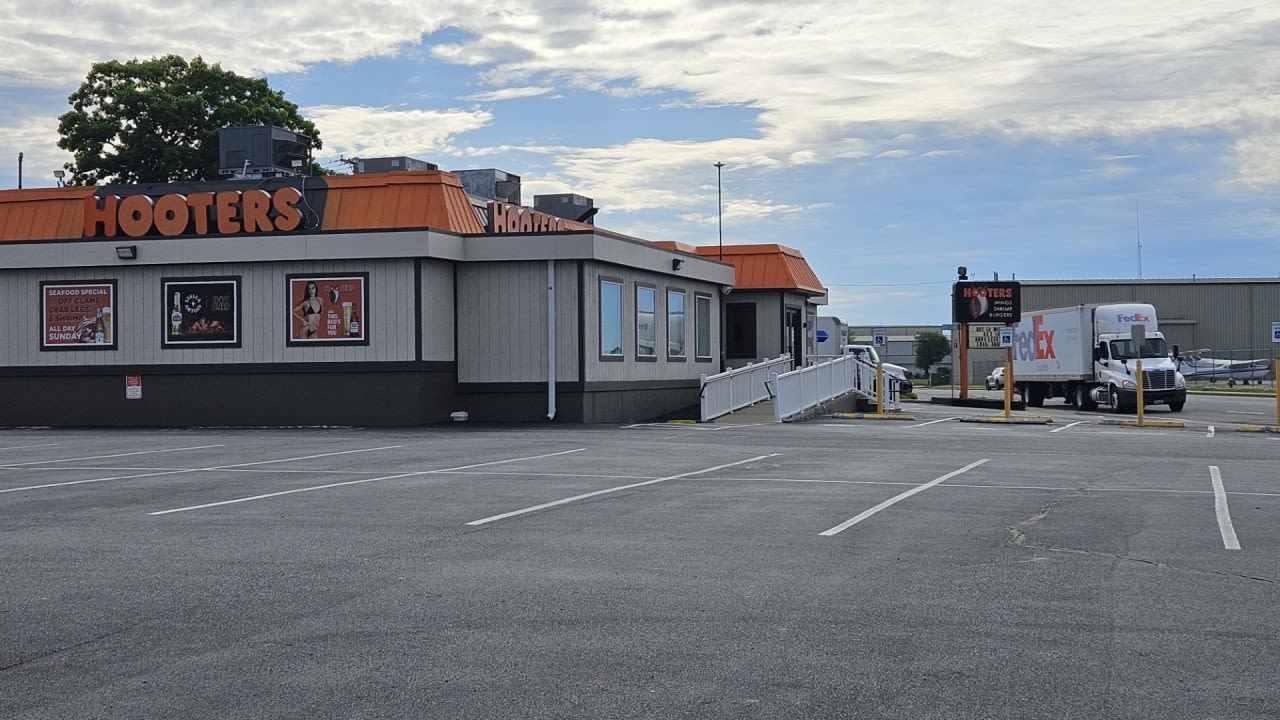 Hooters restaurant in Warwick has closed