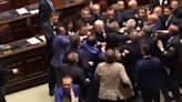 Bochornosa pelea en la Cámara de Diputados de Italia: dos políticos de Meloni y Salvini agreden a uno del Movimiento 5 Estrellas