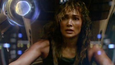 Jennifer López se luce como actriz de acción en “Atlas”, la película futurista de Netflix