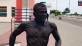 Retiran la estatua de Dani Alves en su ciudad natal