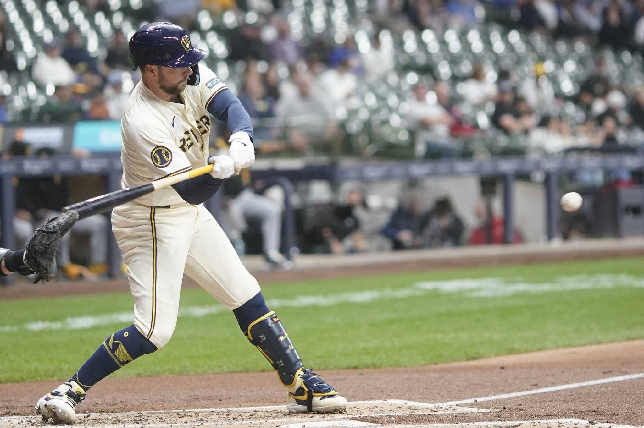 Brewers' Rhys Hoskins goes on 10-day injured list with strained right hamstring