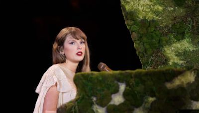 Fans Joke Taylor Swift Was 'a Bit Out of It' as She Forgets to Sing Into Her Microphone in Latest 'Errors...