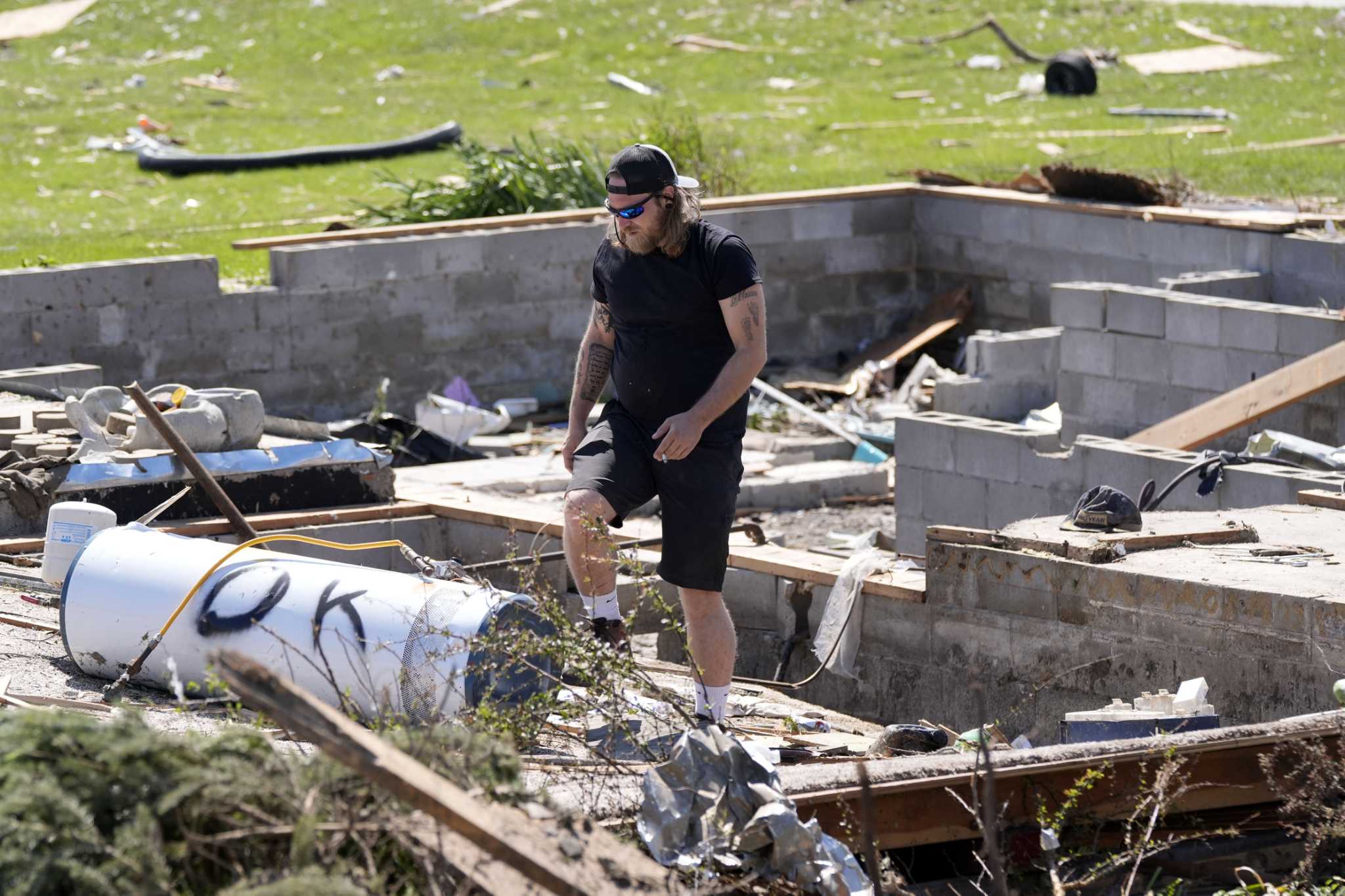 More severe weather moves through Midwest as Iowa residents clean up tornado damage