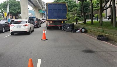 新／新北死亡車禍！淡金路砂石車擦撞機車 27歲騎士慘遭輾過爆頭