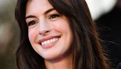 Anne Hathaway recuerda experiencia con pruebas de química "asquerosas" en la década de los 2000