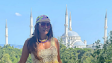 Galilea Montijo causa sensación en Estambul con espectacular traje amarillo