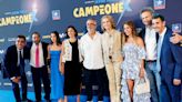 La infanta Elena, de estreno en Madrid, muy cariñosa con los actores de ‘Campeonex’