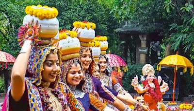 As Navratri sets in, citizens gear up to ‘garba’ the night away