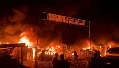 拉法難民營「大火狂燒」釀45死 以色列解釋：炸彈碎片引燃油槽