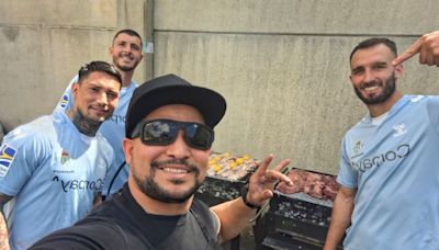 Guido, Chimy y Pezzella cocinan un asado en la Ciudad Deportiva del Betis