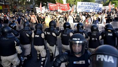 Piqueteros de izquierda y peronistas se movilizan al Congreso contra la Ley Bases, y desafían el protocolo de Patricia Bullrich