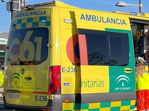 Tres heridos, uno de ellos menor, tras colisionar en Málaga un turismo contra otro parado en un arcén por avería