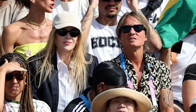 Nicole Kidman, animando con sus hijas adolescentes en las Olimpiadas mientras una se seca las lágrimas