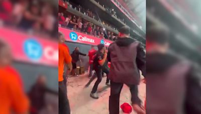 Pelea brutal entre aficiones de Tijuana y Guadalajara: la escena da miedo