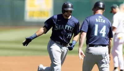 Mariners mash 3 HRs, split series vs. A's