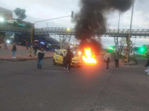 Paro de taxistas en Bogotá empieza a ser violento con ataques a buses del SITP y más