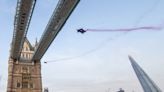Tower Bridge: Red Bull skydivers complete wingsuit flight
