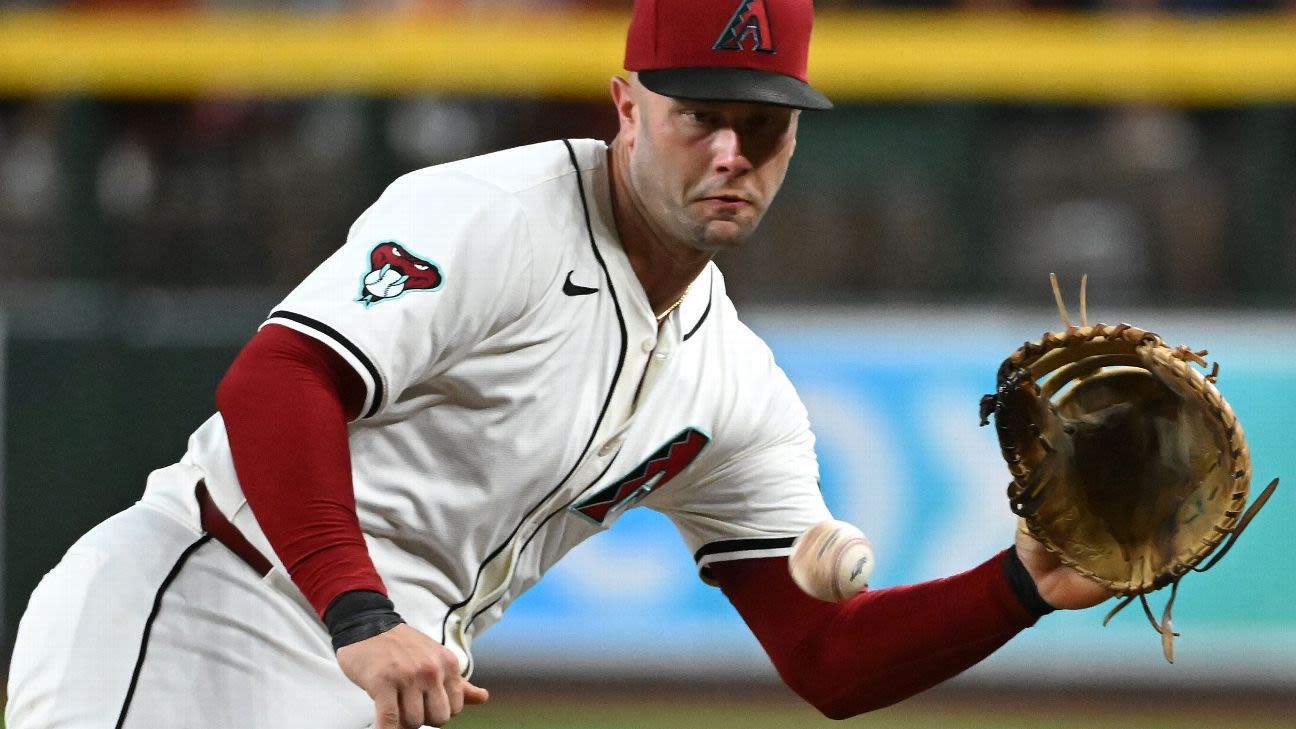 D-backs' Walker exits win with oblique tightness