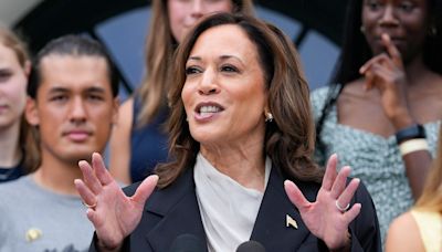 Kamala Harris alaba a Biden en su primer acto como candidata presidencial