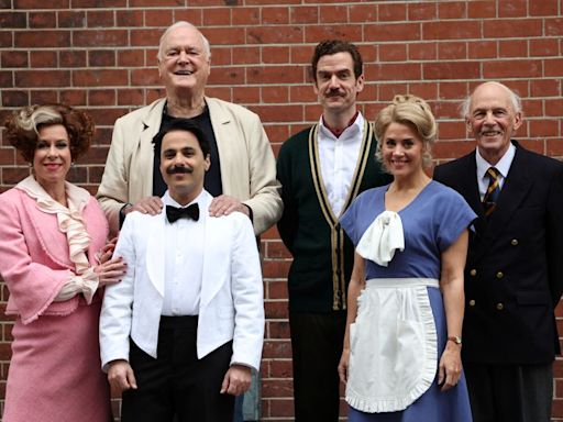 John Cleese lleva serie de TV "Fawlty Towers" al escenario y dice que la farsa es mejor en el teatro