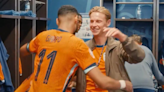 Frenkie de Jong se sumó a la fiesta del vestuario de Holanda