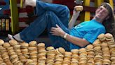 Récord increíble: un hombre come hamburguesas durante 50 años consecutivos