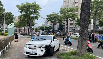 突停路中想切換車道 女駕駛遭追撞！竟失控撞上分隔島 - 社會