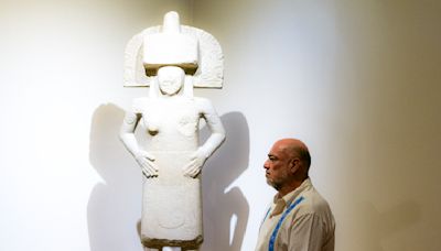 Una antigua jugadora de pelota debuta en un museo